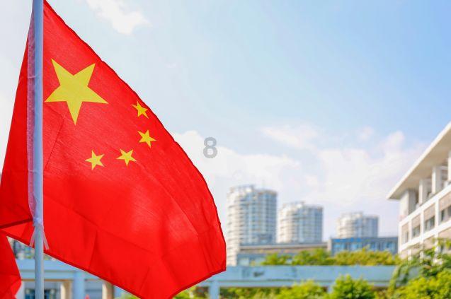 云南一地山体滑坡汽车被落石撞翻,众人紧急从压扁的车内救人,事发瞬间曝光
